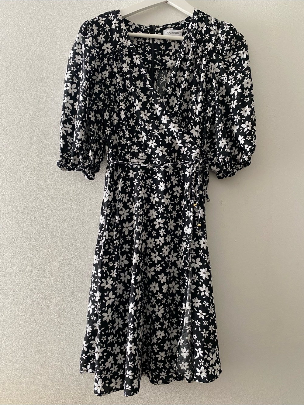 Calvin Klein Women’s Size 4 Black White Floral Wrap Dress Tie Waist Rayon